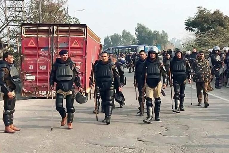 हरियाणा के सात जिलों में इंटरनेट सेवाएं बंद, सड़कों पर बैरिकेड लगाकर बैठे किसान.