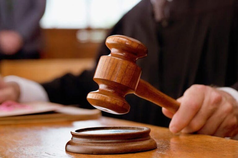 दिल्ली कोर्ट ने कोरोना मरीज की कार्डियक अरेस्ट से मौत का दावा करने पर सरकार को फटकार लगाई.