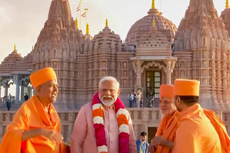 यूएई के अबू धाबी में मंदिर के उद्घाटन में पीएम नरेंद्र मोदी, भारत-यूएई संबंधों में बदलाव का प्रतीक है.