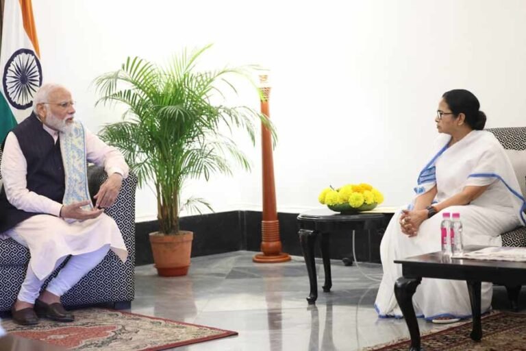 मुख्यमंत्री ममता बनर्जी ने राजभवन में प्रधानमंत्री नरेंद्र मोदी से मुलाकात की.