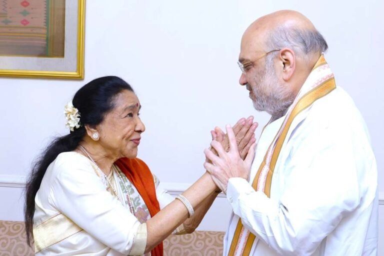 अमित शाह ने मुंबई में आशा भोसले की नई किताब की लॉन्च.