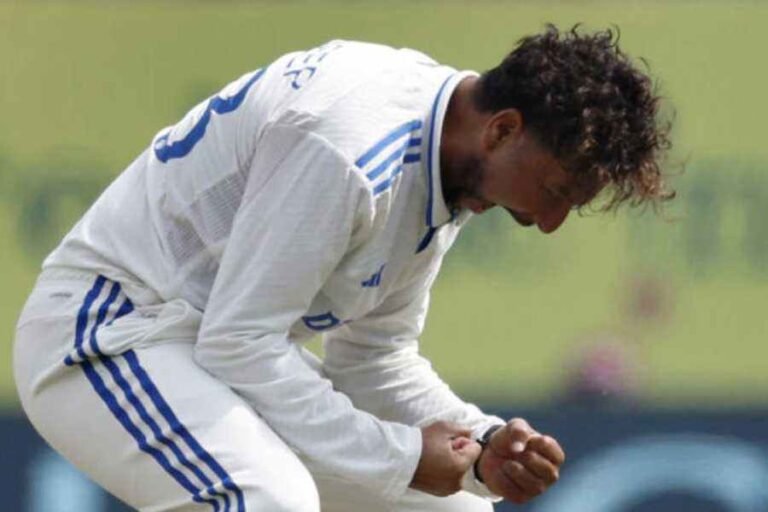 भारतीय गेंदबाज कुलदीप यादव ने रविचंद्रन अश्विन को मैच बॉल शेयर की.