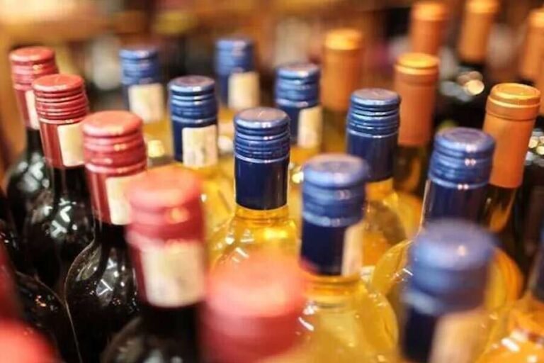 डोल के कोलकाता में नशे के आरोप में 305 लोग गिरफ्तार, पुलिस ने 46.7 लीटर शराब जब्त कीl