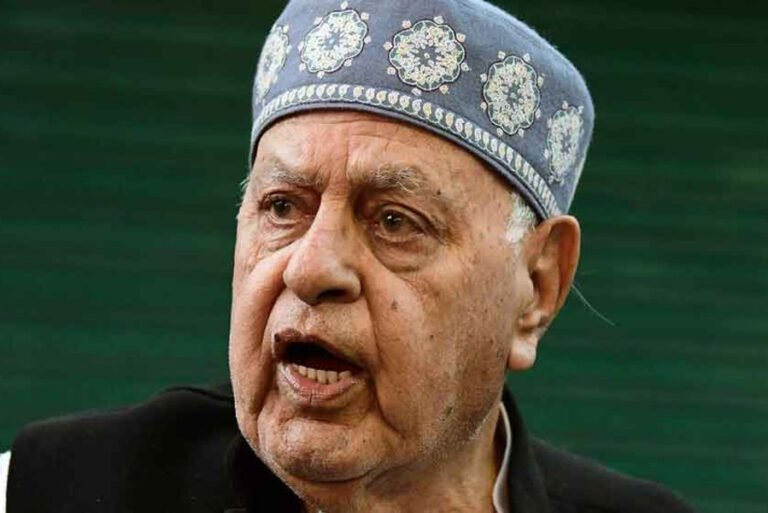 फारूक अब्दुल्ला ने आरोप लगाया कि बीजेपी इस देश में चीन या रूस जैसा शासन स्थापित करने की कोशिश कर रही है.