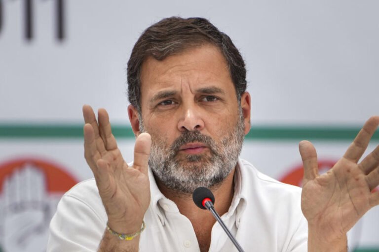 स्मृति ईरानी ने राहुल गांधी पर बोला हमला, कांग्रेस ने दिया जवाब.