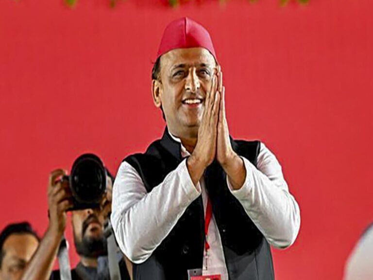 जब वोटो के लिए मुख्तार के घर गए अखिलेश यादव !