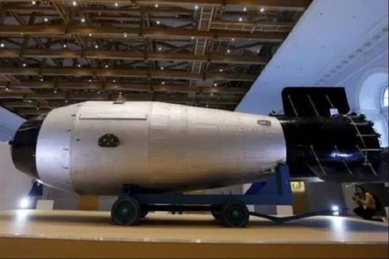 आखिर किसके हाथों होता है परमाणु बम का पावर?