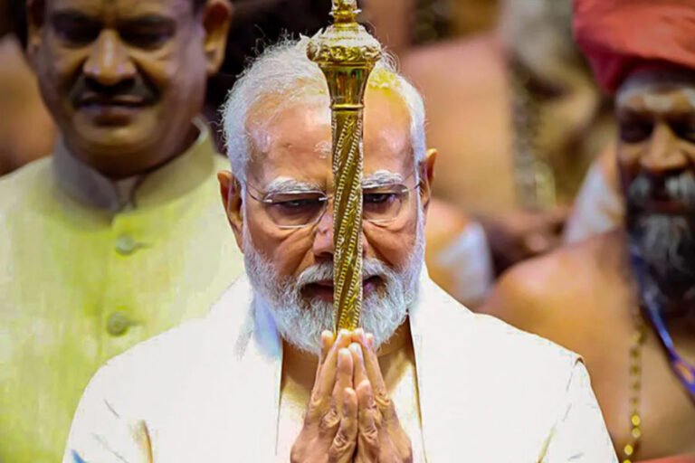 समाजवादी पार्टी के सांसद आर के चौधरी ने सेंगोल को हटाने की मांग की.