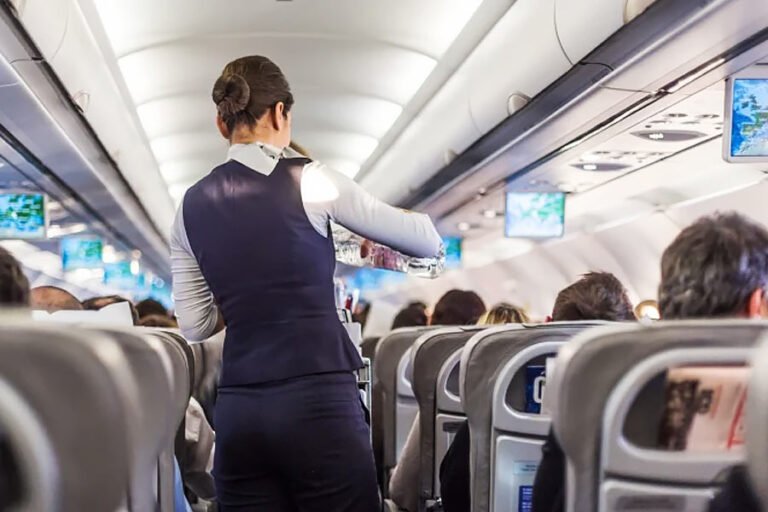 प्लेन में महिला से जुर्माना वसूलने का मामला आया सामनेl