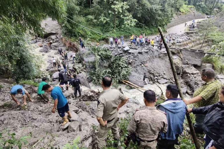 हजारों पर्यटक अभी भी फंसे हुए हैं, भूस्खलन की घटनाएं अधिक हो रही हैं, सिक्किम की ‘जीवन रेखा’ राष्ट्रीय राजमार्ग संख्या 10 बंद है।