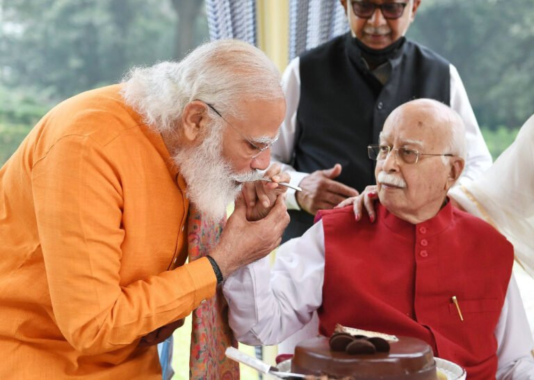 जब लाल कृष्ण आडवाणी से मिलने पहुंचे मोदी !