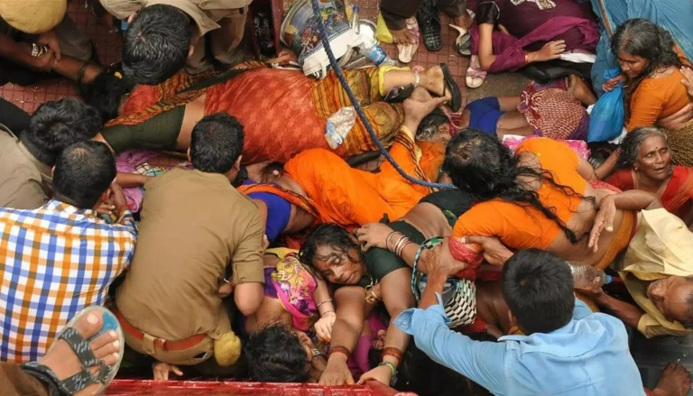 आखिर कौन लेगा हाथरस में हुई भगदड़ की जिम्मेदारी?