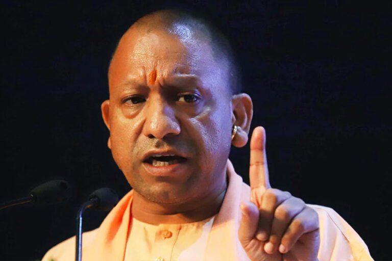 हाल ही में प्रशासन ने उत्तर प्रदेश के विभिन्न जिलों में कम से कम एक दर्जन जिलाधिकारियों का तबादला किया है।