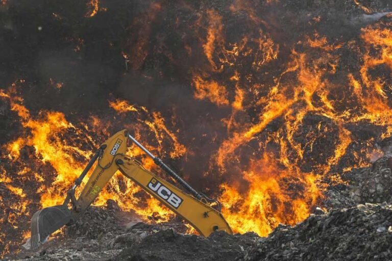 कोलकाता के धापा इलाके में एक केमिकल फैक्ट्री में आग लग गई।