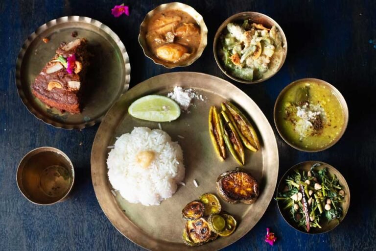 इस अवसर के मेनू में दालमा से लेकर बर्न पिटा तक विभिन्न प्रकार के शाकाहारी व्यंजन