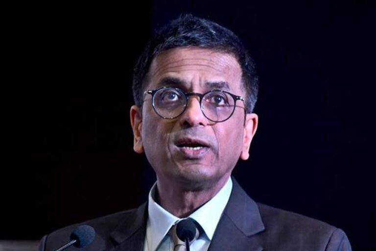 कोर्ट में क्या फैशन परेड चल रही है! सुप्रीम कोर्ट के मुख्य न्यायाधीश ने वकील की पोशाक की आलोचना की l