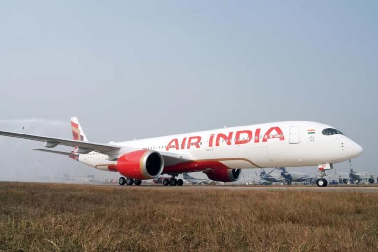 ढाका से एयर इंडिया का विशेष विमान 205 लोगों को दिल्ली वापस लेकर आया.