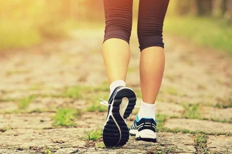 कब और कितना दूध देगा फायदा? वयस्कों और बच्चों की तुलना करें