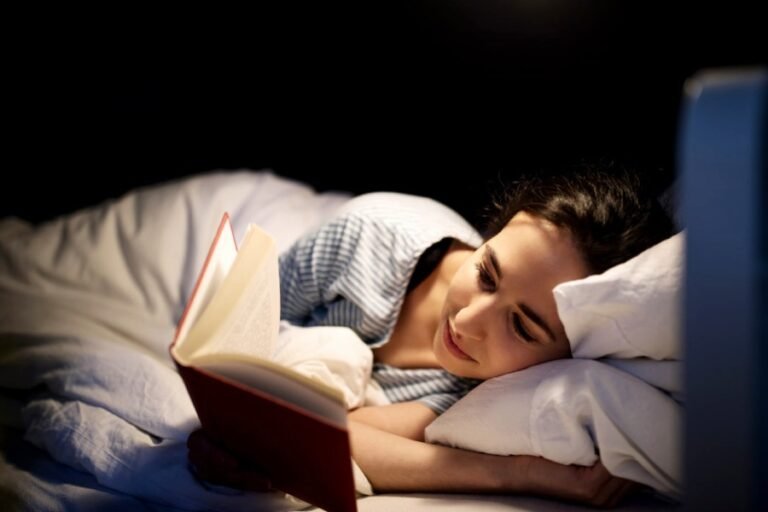 किताबें पढ़ना शरीर या दिमाग के लिए कब अच्छा है? सोने से पहले, या जागने से पहले?