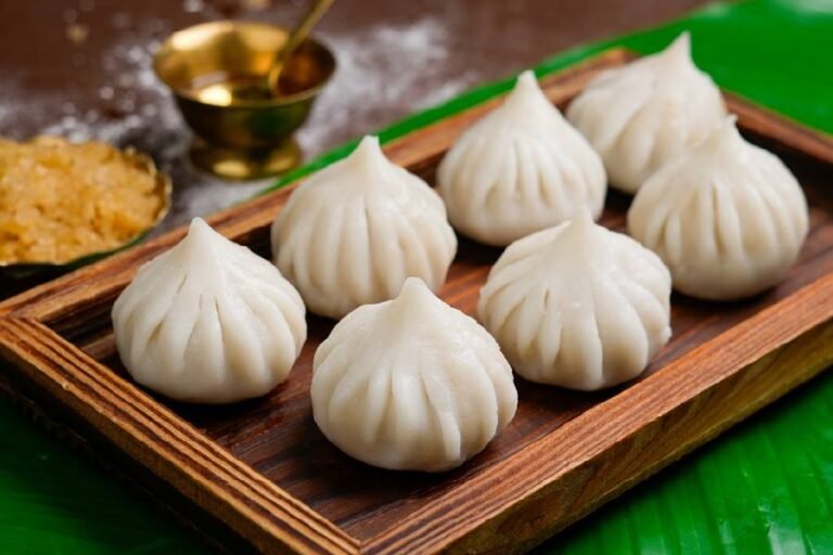 गणेश जी की थाली को घर के बने मोदक से सजाएं! जानिए इसे झटपट बनाने का तरीका