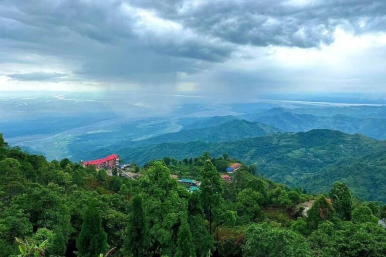 क्या आप दार्जिलिंग या मिरिक जायेंगे? रास्ते में आप बोंगकुलुंग में एक रात बिता सकते हैं