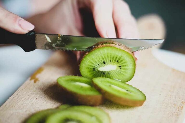 कीवी को छिलके सहित क्यों खाएं? क्या छिलका अलग से खाने से कोई फ़ायदा होता है?