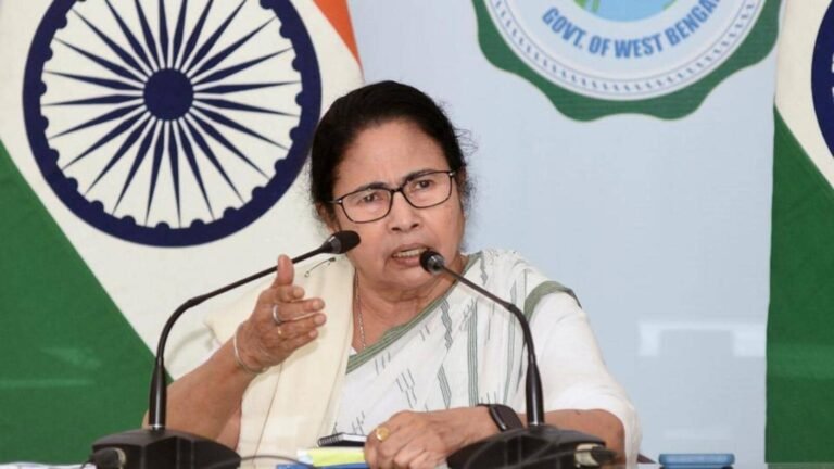 बंगाल सरकार के अधिकारियों के बारे में क्या बोली केंद्र सरकार?