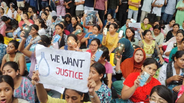 क्या रेप जैसे संजीदा मामलों पर राजनीति करना ठीक है?