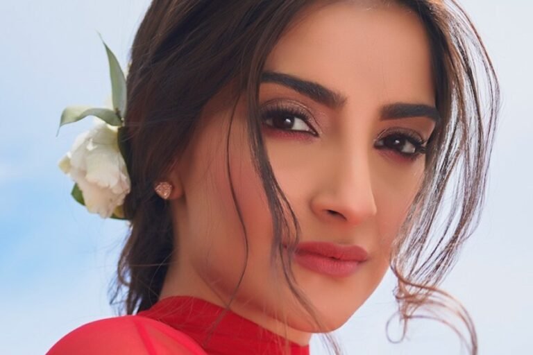 सोनम कपूर ने पहना सदाबहार लेकिन ये ड्रेस देश में नहीं बनी