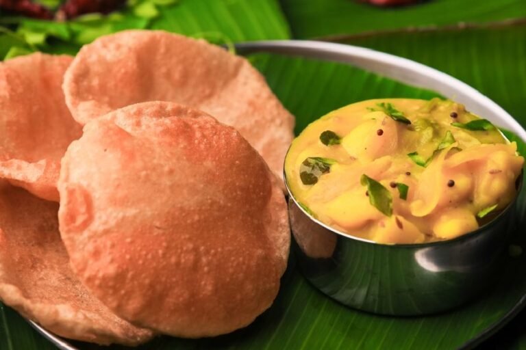 पूजा की दावत के लिए अब साधारण लूची नहीं, 3 अलग-अलग तरह की पूड़ी बनाकर अपने स्वाद को संतुष्ट करें, ये है रेसिपी