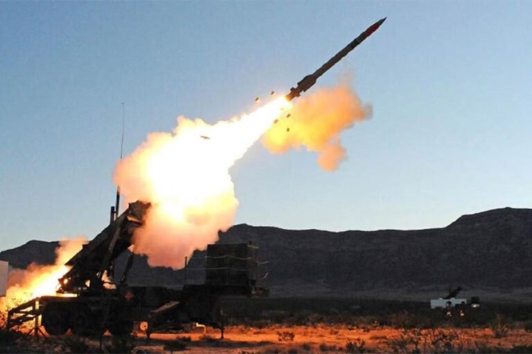 इज़राइल ने ईरान पर सीधा हमला किया, तेहरान में सैन्य ठिकानों पर लगातार हमले किए