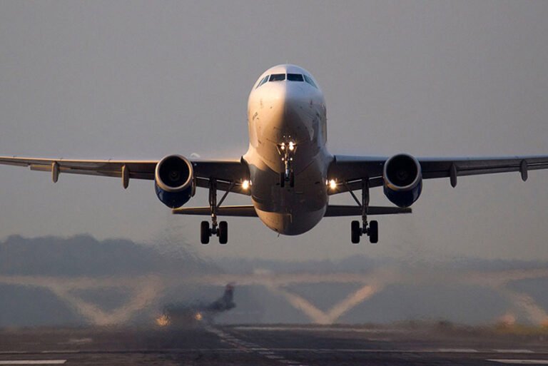 विमान में बम विस्फोट की फर्जी धमकी की जांच के लिए पुलिस ने पिता और नाबालिग बेटे को बुलाया