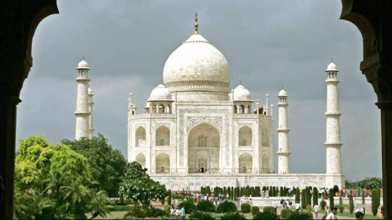 क्या ताजमहल पर आ गई है प्राकृतिक मुसीबत ?