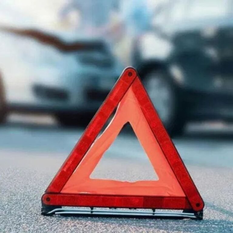 देश में सड़क हादसों में रोज 26 बच्चे मर रहे:इनमें से 7 की जान ड्राइविंग करते गई; 2023 में हेलमेट न पहनने से 54,568 मौतें हुईं