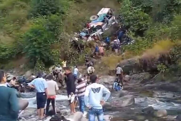 सोमवार सुबह नैनीताल के रामनगर में यात्रियों से भरी एक बस गिर 200 मीटर गहरी खाई में.