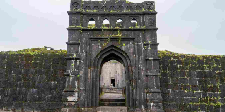 आखिर शिवाजी का रायगढ़ किला क्यों बना रहा हमेशा से ही खास?